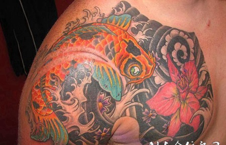 半胛鲤鱼木槿花纹身图案