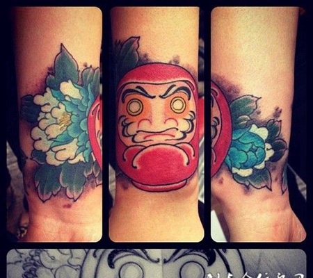 小臂上的牡丹不倒翁纹身图案
