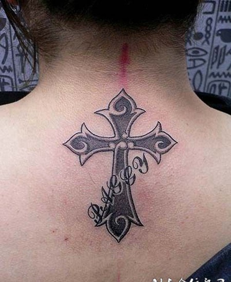 后背上的英文十字架纹身图案