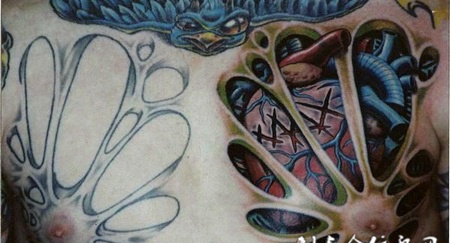 胸口上的镂空心脏纹身图案