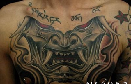 胸前的般若头颅纹身图案