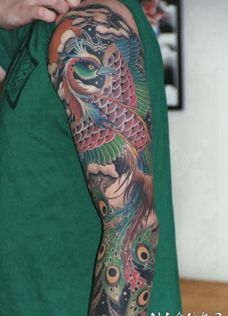包大臂孔雀纹身图案