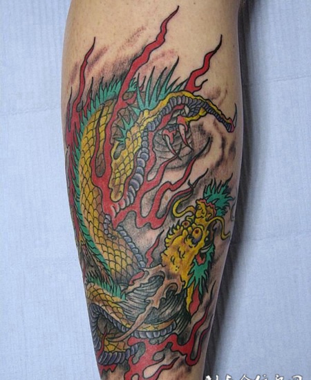 小腿上的火焰龙纹身图案