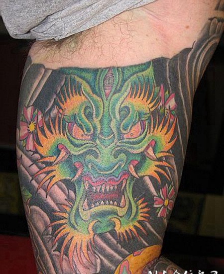 包臂龙头纹身图案