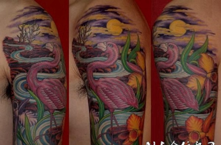 大臂上的夕阳仙鹤纹身图案