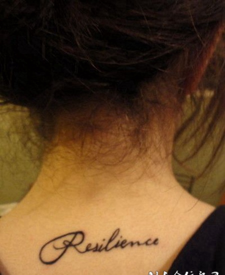 后背上的花体字英文纹身图案