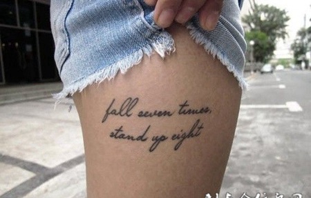 大腿上的花体字英文纹身图案