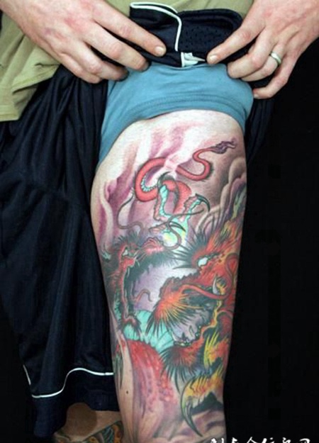 大腿上的龙纹身图案