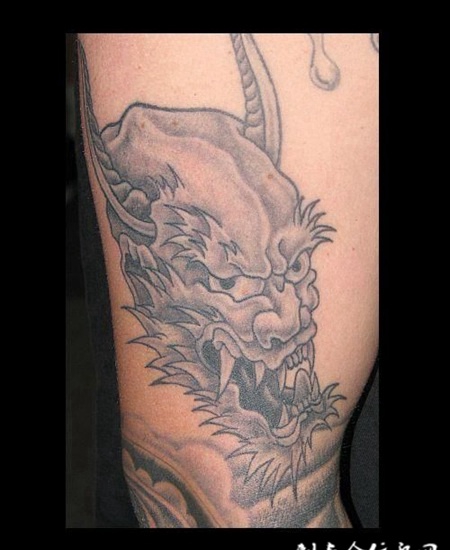 大腿上的龙头纹身图案