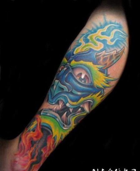 小臂上的火焰龙头纹身图案