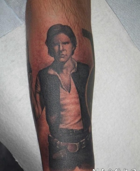 小臂上的帅哥半身纹身图案