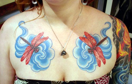 胸部两只红色蜻蜓纹身图案