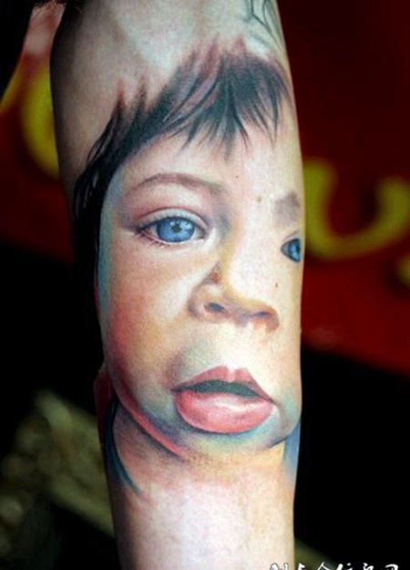 小臂上的小孩子头像纹身图案