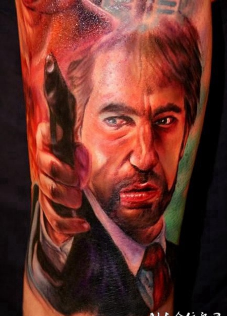 大腿上拿着枪的帅哥的纹身图案