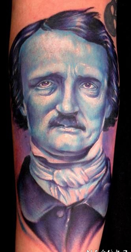 大臂上的卓别林纹身图案