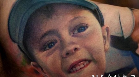 小腿上的小男孩纹身图案