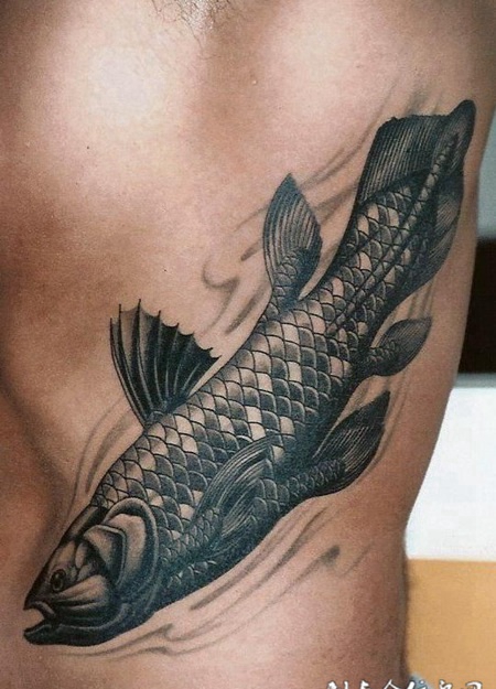 腰侧的鱼纹身图案