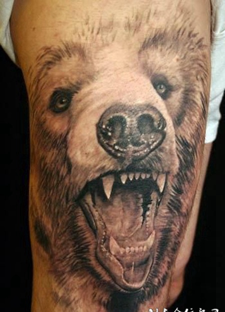 大臂上的狗熊纹身图案