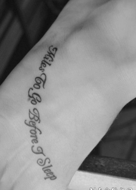 脚面上的花体字英文纹身图案