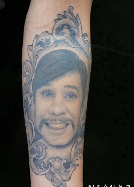 小臂上长胡子的美女纹身图案