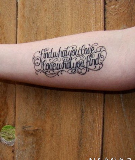 小臂上的花体字英文纹身图案