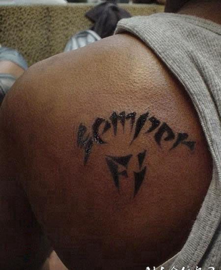 后背上的黑体字英文纹身图案