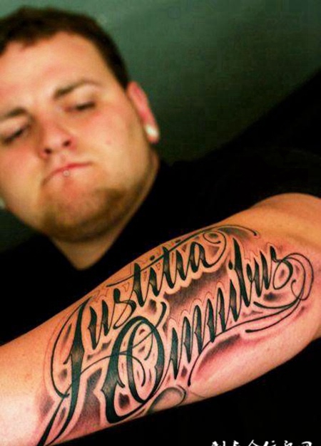 小臂上的花体字英文的纹身图案