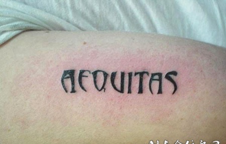 大臂上的黑体英文纹身图案