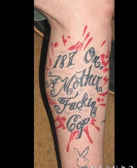 小腿上的发光英文纹身图案