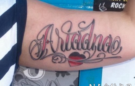 大臂上的红色花体字的纹身图案