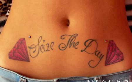 小腹上的花体字英文纹身图案