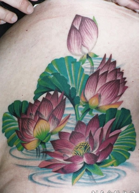 腰侧的荷花池纹身图案