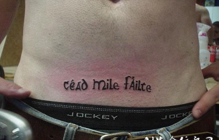 腹部的花体字英文纹身图案