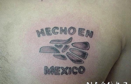 胸前的英文脚印纹身图案