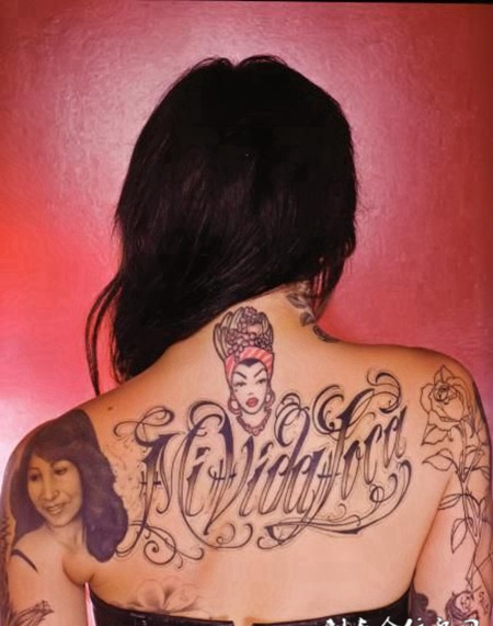 后背上的花体英文纹身图案