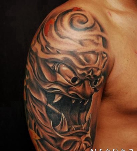 大臂上的恶鬼纹身图案