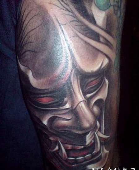 大臂上的红眼般若纹身图案