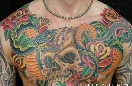 胸前的骷髅蛇纹身图案
