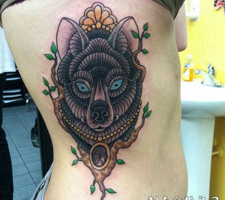 身侧的狼头纹身图案