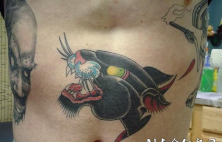 腹部上的猎豹头纹身图案