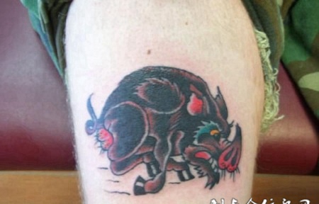 小臂上的野猪纹身图案