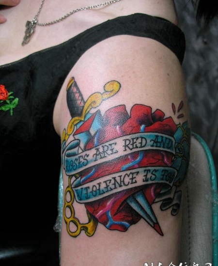 大臂上插着匕首的心脏纹身图案