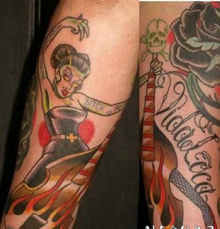 小臂上弹吉他的美女纹身图案