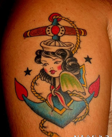 大臂上的美女船锚纹身图案