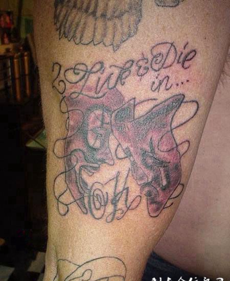 大臂上的小丑面具纹身图案