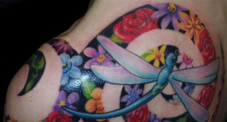 背部创意蓝色蜻蜓纹身图案