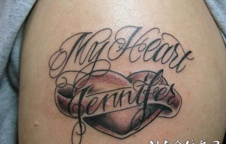大臂上的桃心丝带纹身图案