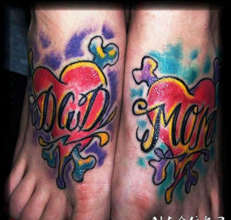 脚面上的英文心纹身图案