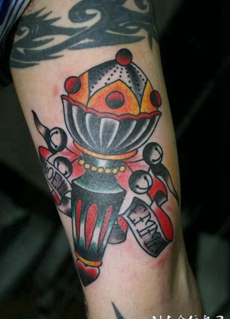 大臂上的火炬纹身图案