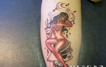 小臂上纸牌上的裸女纹身图案